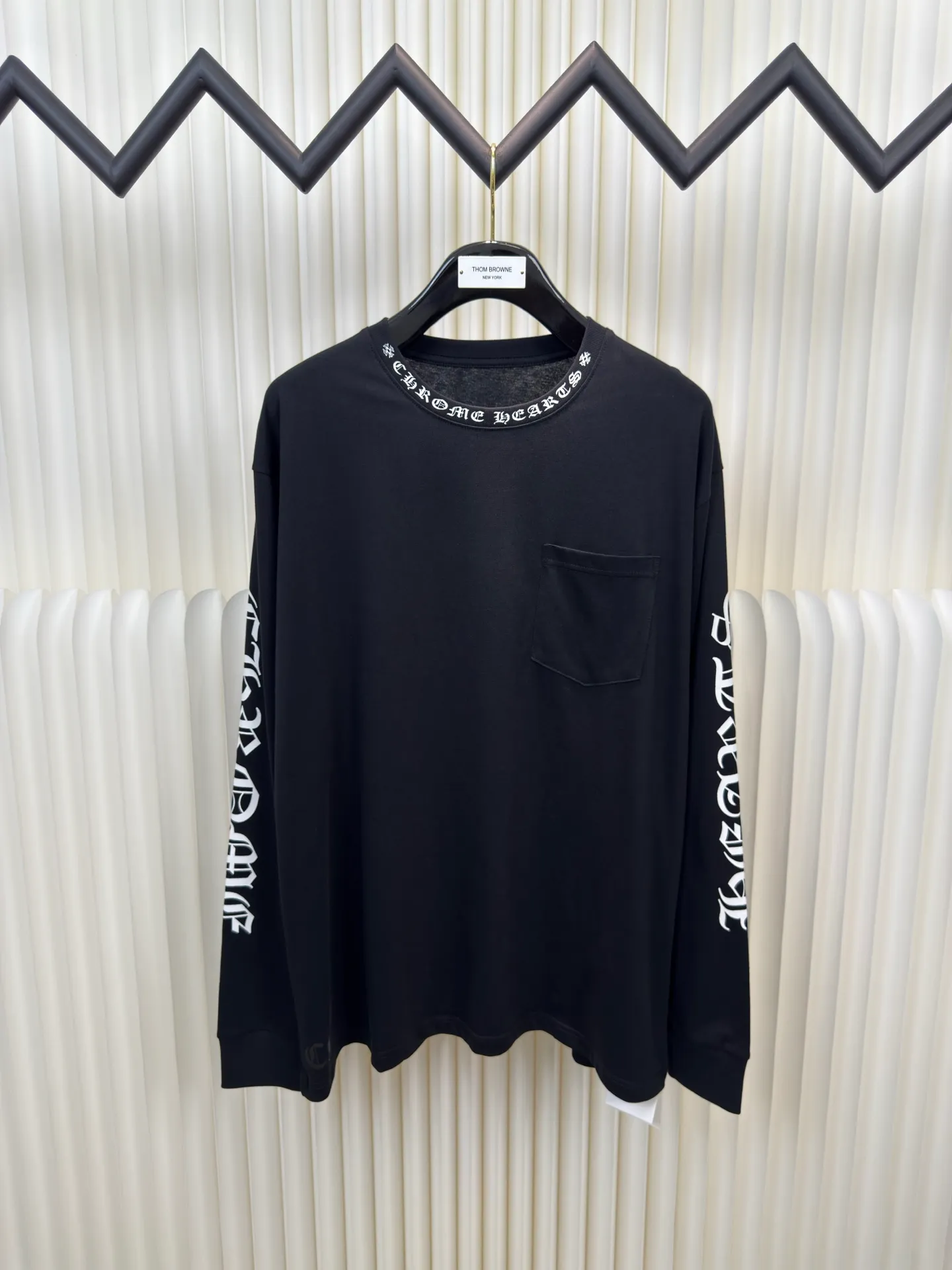 P290 Chrome Hear Sanskrit collar long sleeves. The fabric is made of 26 weave 200 grams cotton. The printing is ink printing. Customized accessories. Size S M L